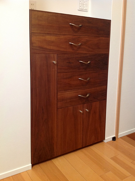 壁の隙間にピッタリ作った電話台キャビネット。